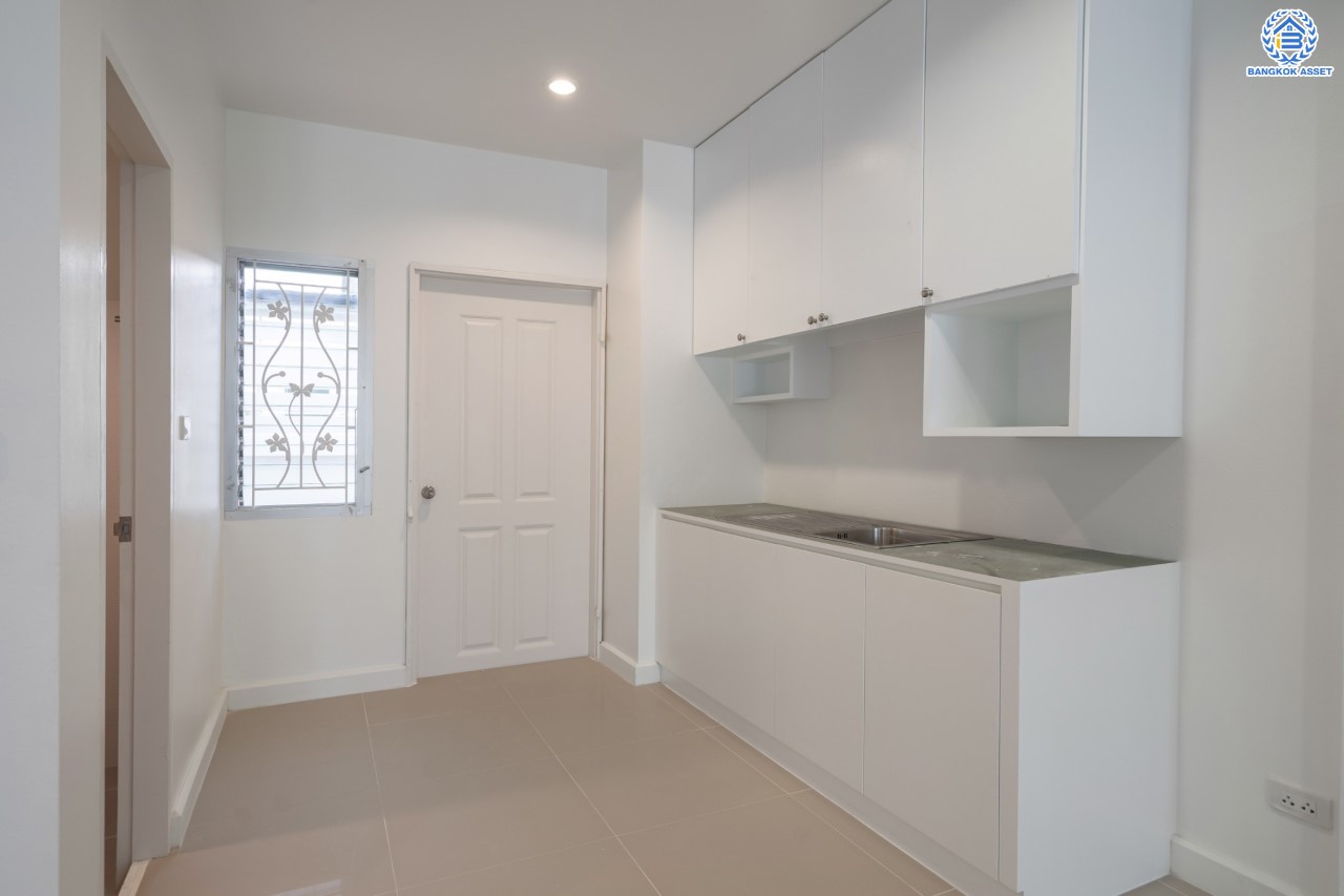 บ้านมือสองตกแต่งใหม่ ม.บ้านกลางเมืองสวิสทาวน์ เกษตร-นวมินทร์ แบรนด์ AP เนื้อที่ 20 ตร.ว. ฟังก์ชัน 3 ห้องนอน 3 ห้องน้ำ 1 ห้องอเนกประสงค์ จอดรถได้ 2 คัน ชีวิตแสนสงบ สภาพแวดล้อมเยี่ยม เชื่อมต่อ ถ.พหลโยธิน, ถ.เกษตร-นวมินทร์ ใกล้ ม.เกษตร, รถไฟฟ้าสายสีเขียว "สถานีมหาวิทยาลัยเกษตรศาสตร์" และทางด่วน "รามอินทรา-อาจณรงค์"...